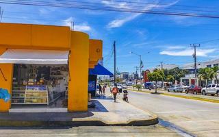 playa del carmen quintana roo mexico 2022 typisk gatuväg och stadsbild i playa del carmen mexico. foto