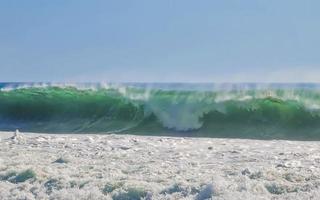 ytterst enorm stor surfare vågor på strand puerto escondido Mexiko. foto