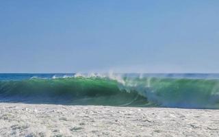 ytterst enorm stor surfare vågor på strand puerto escondido Mexiko. foto