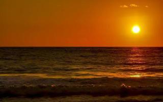 färgrik gyllene solnedgång stor Vinka och strand puerto escondido Mexiko. foto