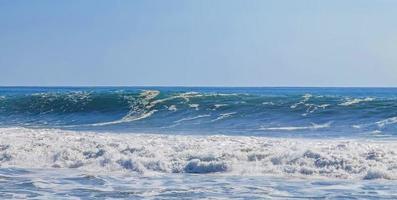 ytterst enorm stor surfare vågor på strand puerto escondido Mexiko. foto