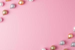 jul rosa minimal bakgrund med grå och beige boll och konfetti. platt lägga, kopia Plats foto