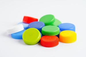 plast flaska caps färgrik för återvinna på vit bakgrund. foto