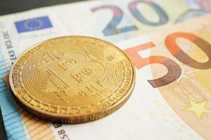 gyllene bitcoin på eurosedlar pengar för företag och kommersiella, digital valuta, virtuell kryptovaluta. foto