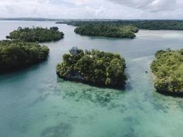 antenn se av många små ö i maluku, indonesien foto