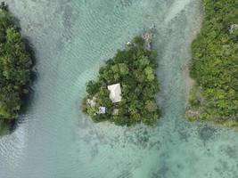 antenn se av många små ö i maluku, indonesien foto