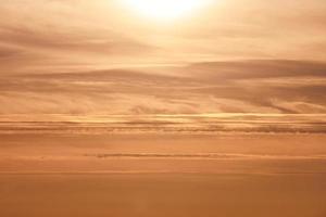 färgrik dramatisk solnedgång himmel foto