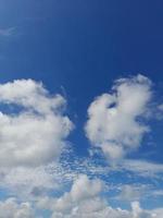 naturlig himmel skön blå och vit textur bakgrund. foto