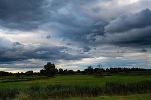 de sommar warta flod med dess bakvatten foto