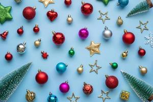 jul ny år bakgrund tall träd boll struntsak på blå pastell bakgrund foto