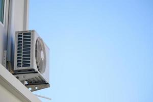 luft tillstånd utomhus- enhet kompressor Installera utanför de hus med blå himmel foto
