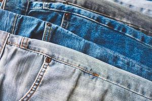 denim blå jeans stack textur bakgrund närbild foto