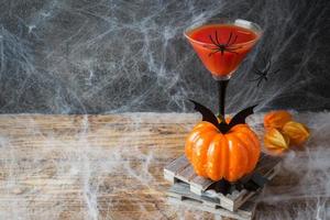 blodig mary cocktail, pumpa med fladdermöss och spindlar för halloween, selektiv fokus kopia Plats foto