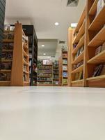 sleman, yogyakarta, indonesien - böcker i de bokhyllor i de bokhandel foto