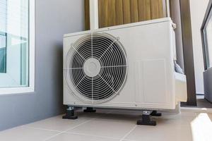 luftkonditionering utomhusenhet kompressor installera utanför huset foto