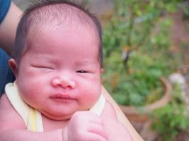 söt asiatisk nyfödd bebis flicka foto