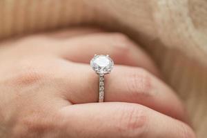 kvinna hand med skön Smycken diamant ringa foto