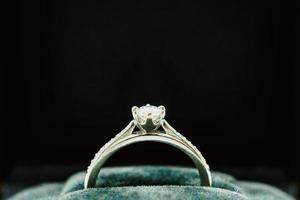 stänga upp lyx bröllop diamant ringa i Smycken gåva låda foto