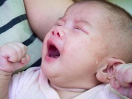 nyfödd bebis flicka gråt foto