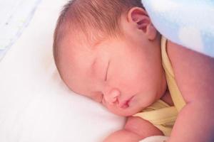 nyfödd bebis flicka sovande foto