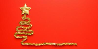 gyllene jul träd på röd bakgrund ny år Semester firande begrepp foto