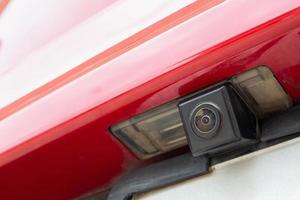 röd bil bak- se kamera stänga upp för parkering bistånd foto