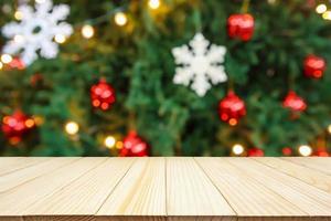 tömma trä tabell topp med abstrakt fläck jul träd med dekoration bokeh ljus bakgrund för produkt visa foto