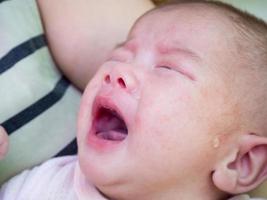 nyfödd bebis flicka gråt foto