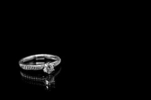 närbild smycken diamantring på svart bakgrund med reflektion foto