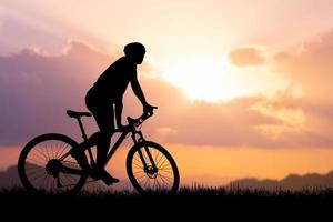 silhuetter av Cyklar och cyklister resa begrepp och övning förbi cykel foto