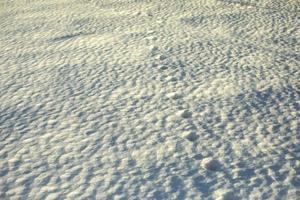 textur av snö. snötäckt fält. foto