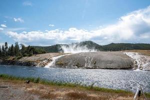 naturskön se av eldhål flod i halvvägs gejser på yellowstone parkera i sommar foto