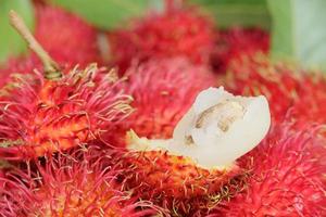 rambutan frukt med utsökt kärna på trä- tabell foto