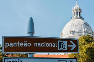 utanför Fasad av de nationell pantheon, en 1600-talet monument av Lissabon, portugal mot en blå himmel med tecken pekande mot dess ingång foto