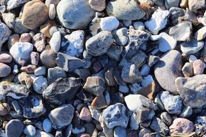 vackra stenar vid Östersjöns strand i norra Tyskland. foto