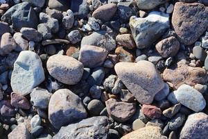 vackra stenar vid Östersjöns strand i norra Tyskland. foto