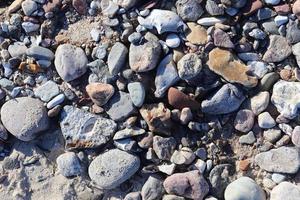 vackra stenar vid Östersjöns strand i norra Tyskland. foto