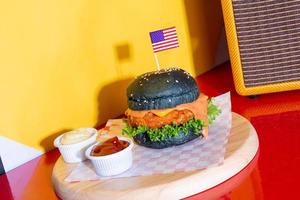 friterad räkor burger på trä bricka foto