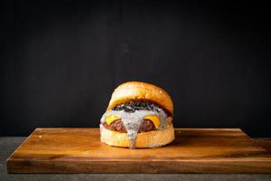 tryffel burger - nötkött med ost och tryffel svamp sås burger foto
