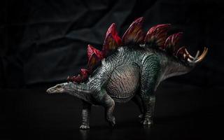 dinosaurie , stegosaurus i de mörk foto