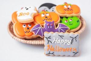 halloween roliga kakor i träkorg. knep eller hot, glad halloween, hej oktober, höst höst, fest, fest och semester koncept foto