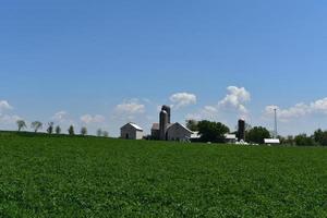 trio av silos omgivande en bondgård i Pennsylvania foto