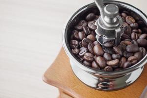 årgång manuell kaffe kvarn med rostad kaffe bönor foto