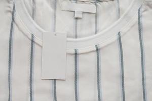 tom vit kläder märka märka på ny skjorta foto