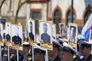 Vladivostok, ryssland - Maj 9, 2022 symbolisk verkan av de odödlig regemente på seger dag foto