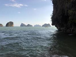 thailand, hav och rocks. de Foto visar en se från de strand till de hav och stenar i de vatten