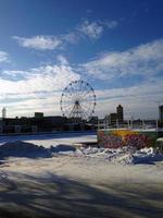Chelyabinsk, Ryssland, se av de ferris hjul och vägbank i vinter. foto