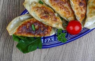 gyoza i en skål på trä- bakgrund foto