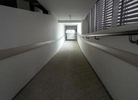 ljus vid utgången av korridoren i byggnaden foto