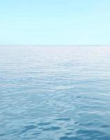 blått hav med vågor och klarblå himmel foto